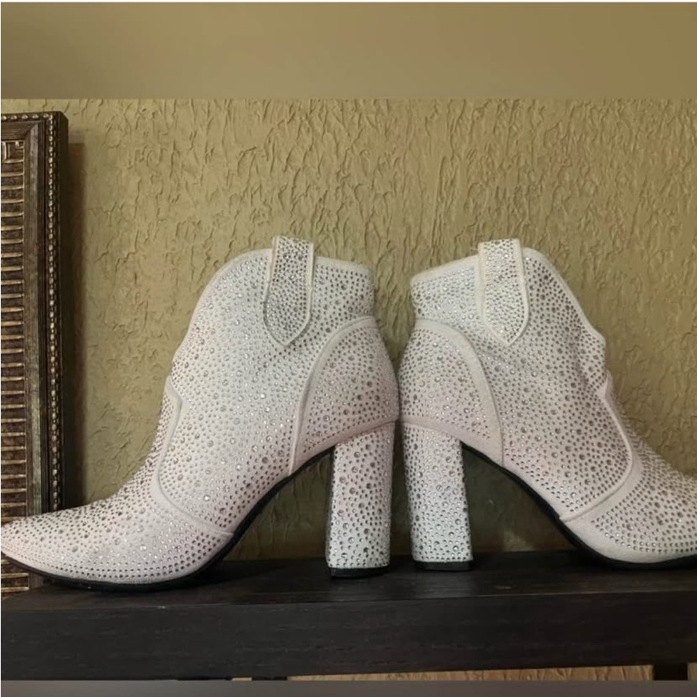 Pierre Dumas White Heeled Boots with Pointed Toe - Picture 8 of 9